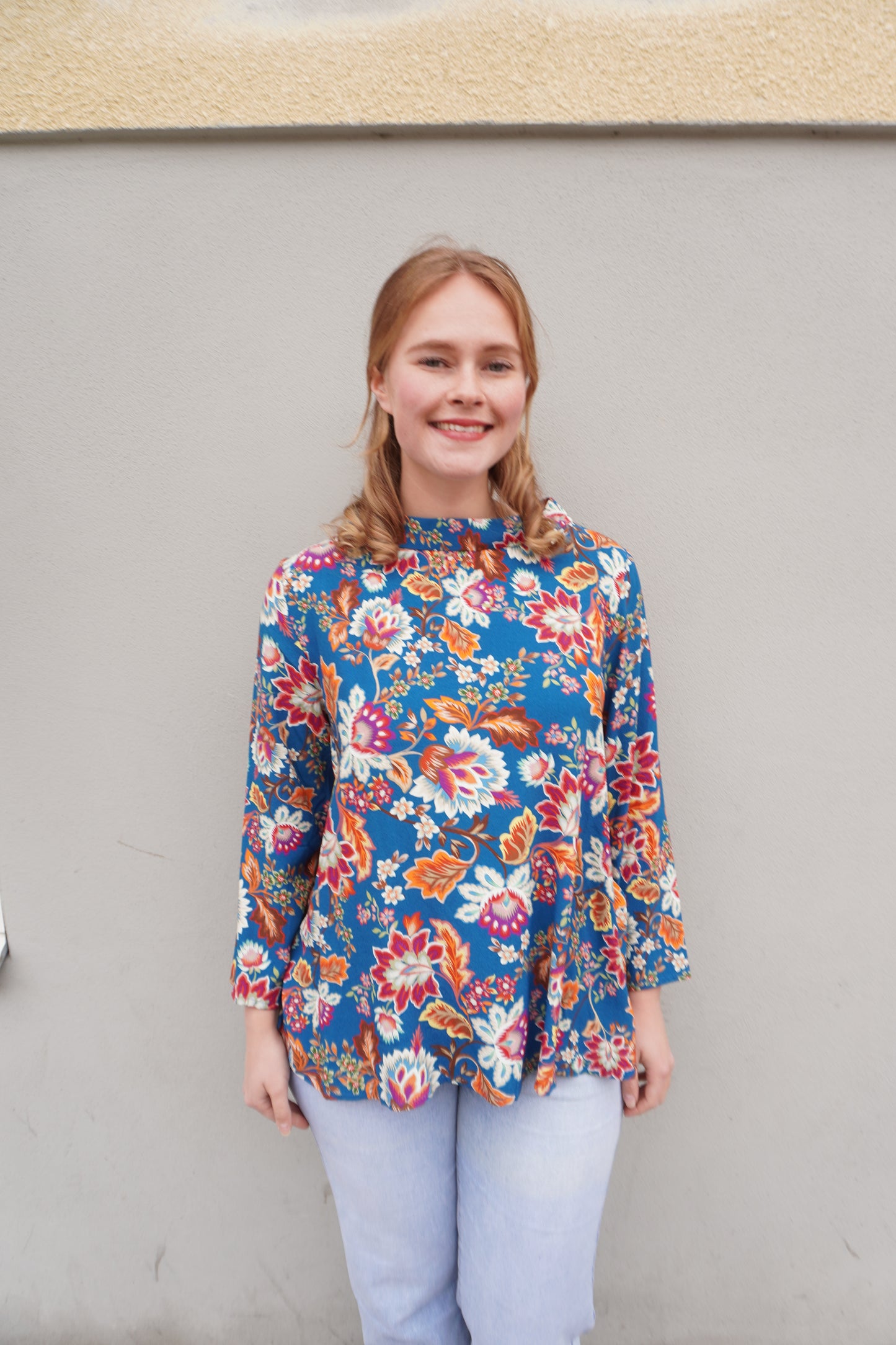 DuMilde topp, blå blommig